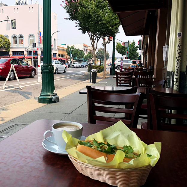 pho-sinh-exterior-dining